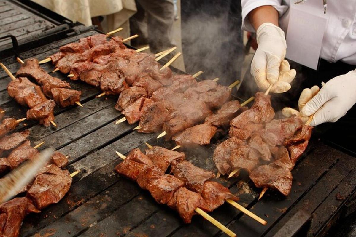 maður sem grillar kjöt með prjónum