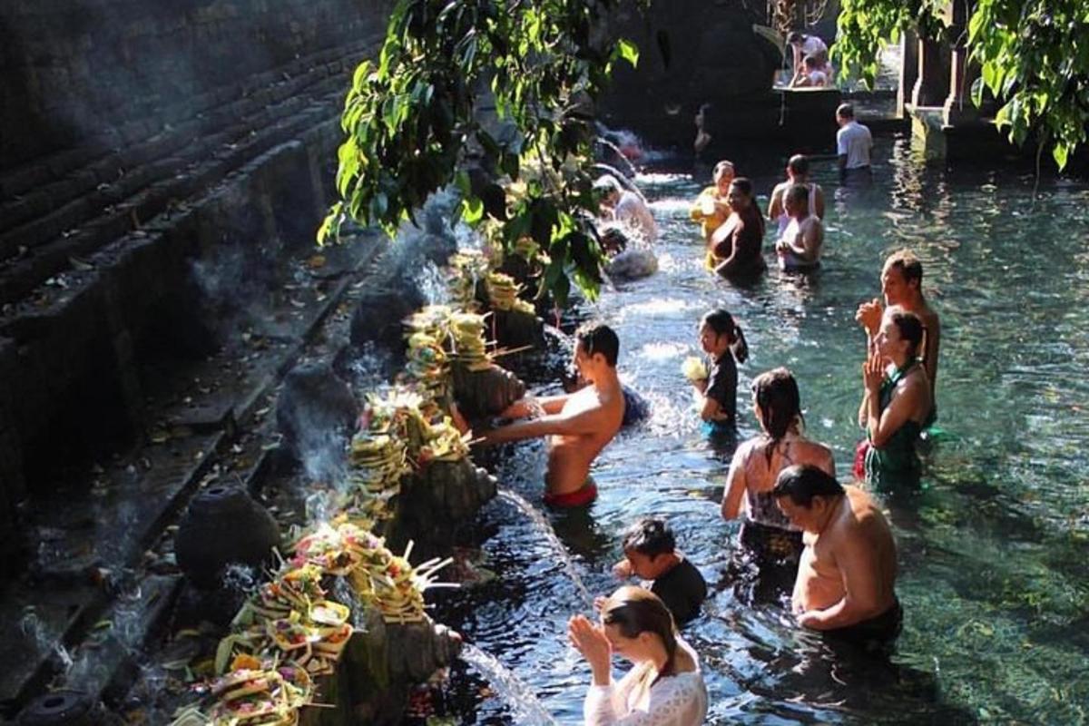 un gruppo di persone che fanno il bagno nell'acqua