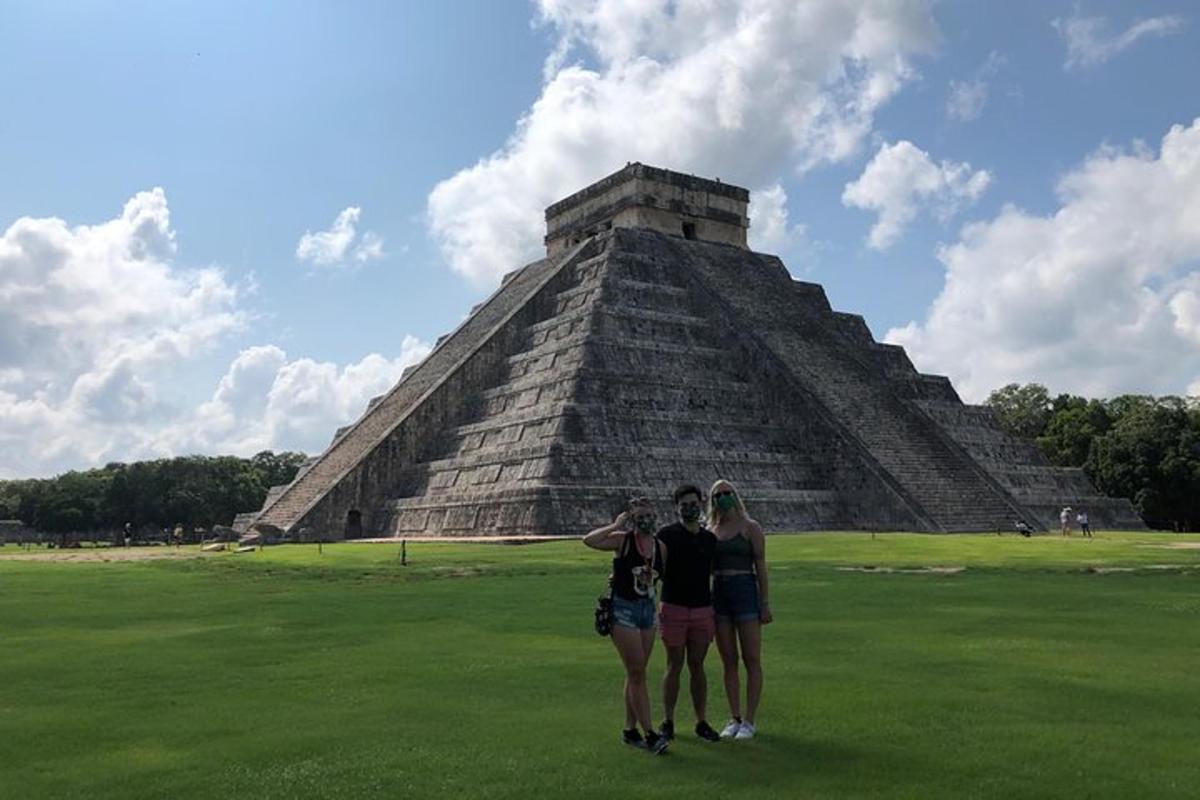 tre persone in piedi davanti a una piramide