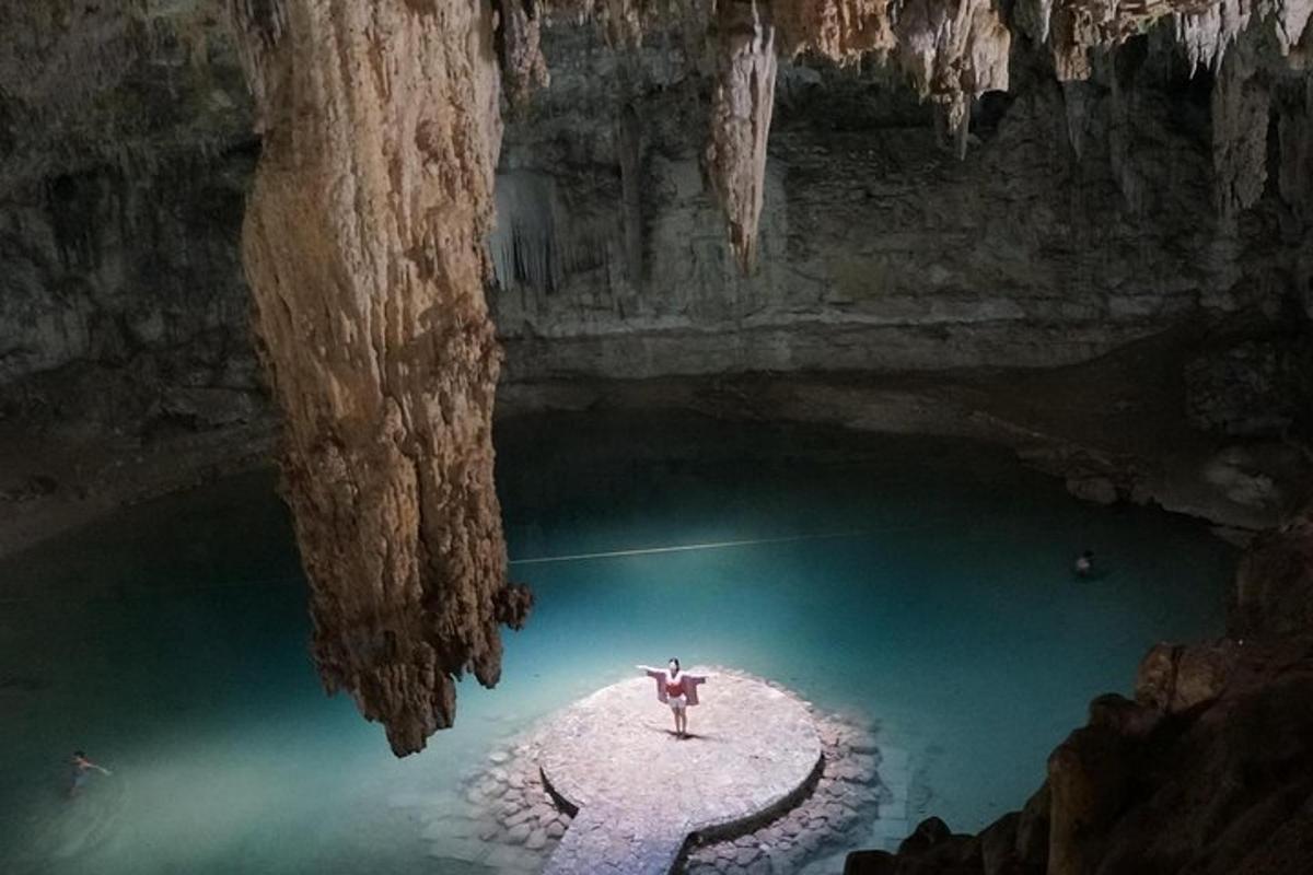 um homem parado na água em uma caverna