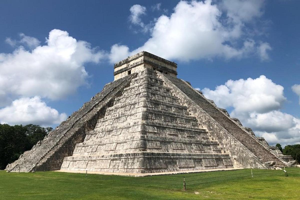 una piramide in mezzo a un campo