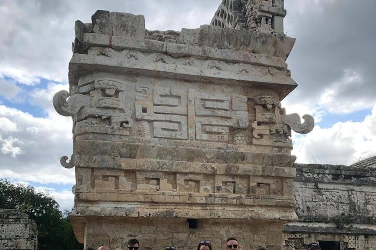 persone in piedi davanti a un grande edificio in pietra