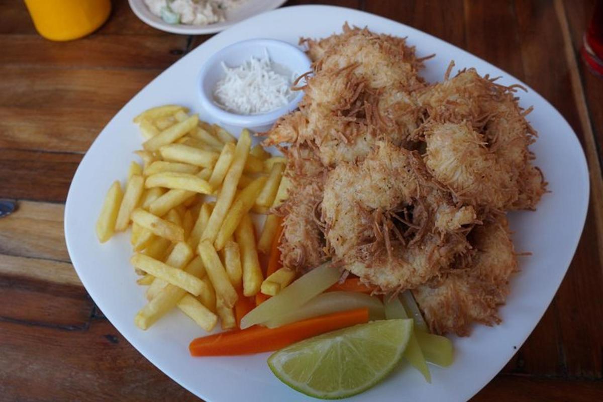um prato de comida com frango frito e batatas fritas