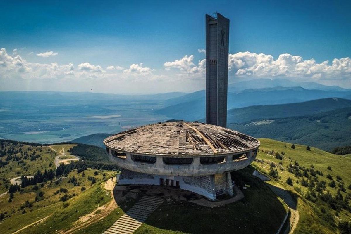 budova na vrcholu kopce s tyčí