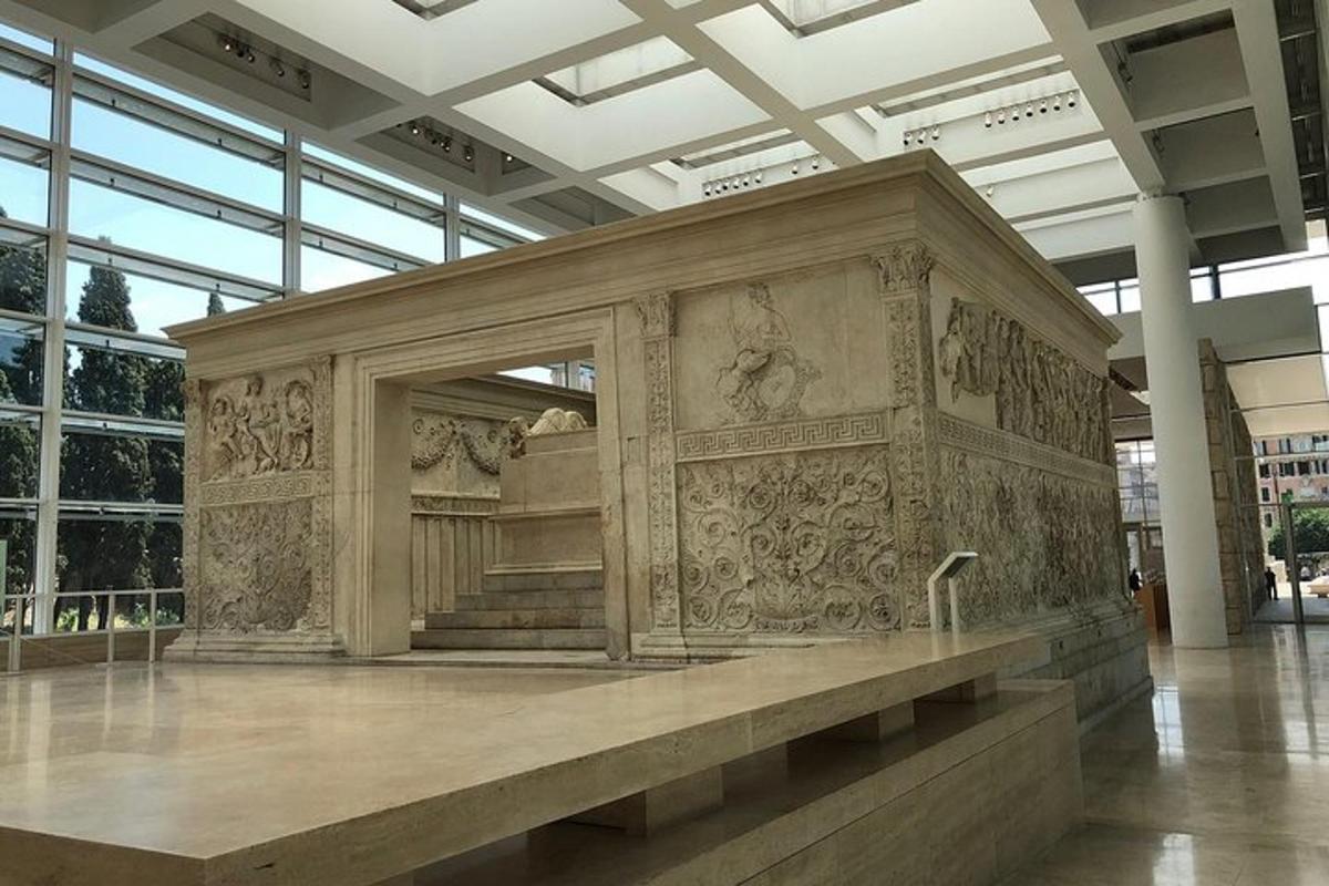 una grande mostra di pietre in un edificio