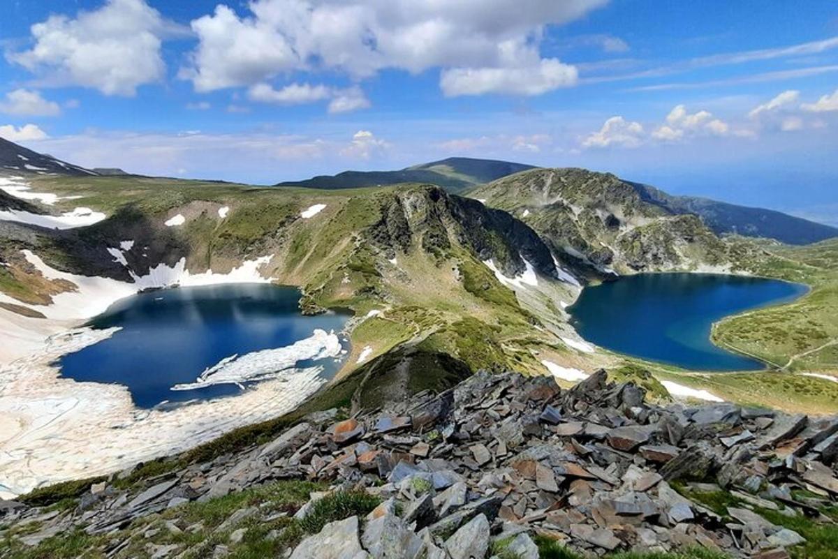 산비탈에 있는 두 개의 호수