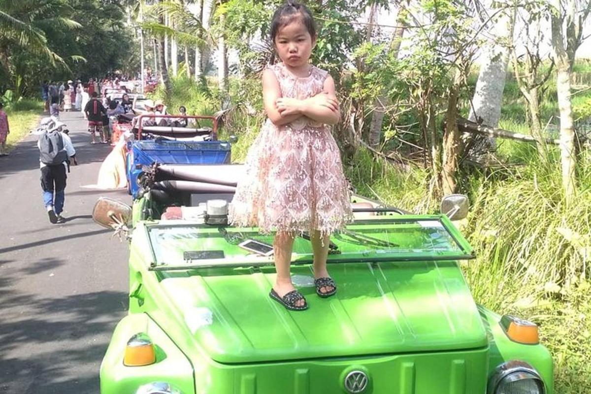 차 뒤에 서 있는 어린 소녀