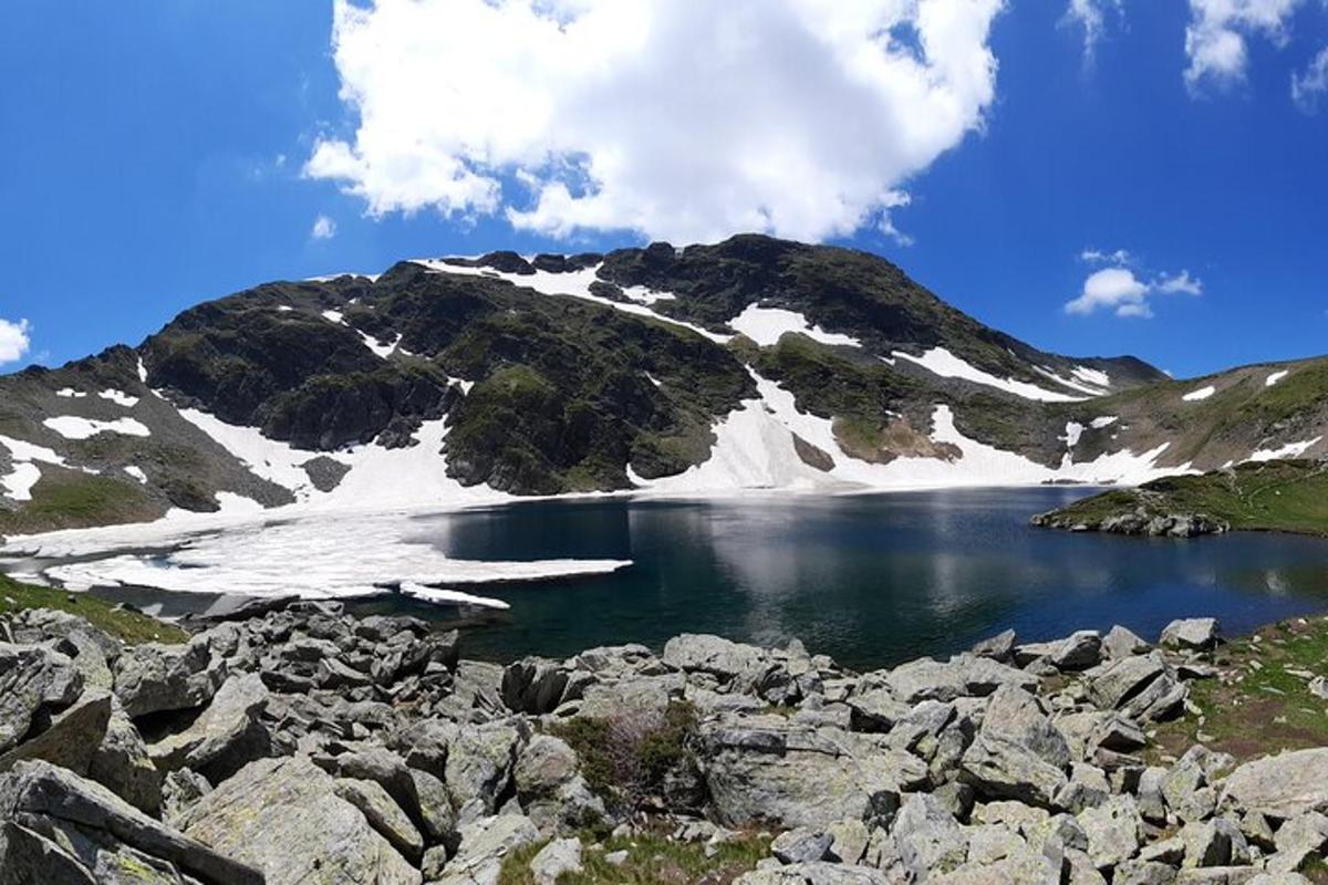 um lago de montanha com neve no topo
