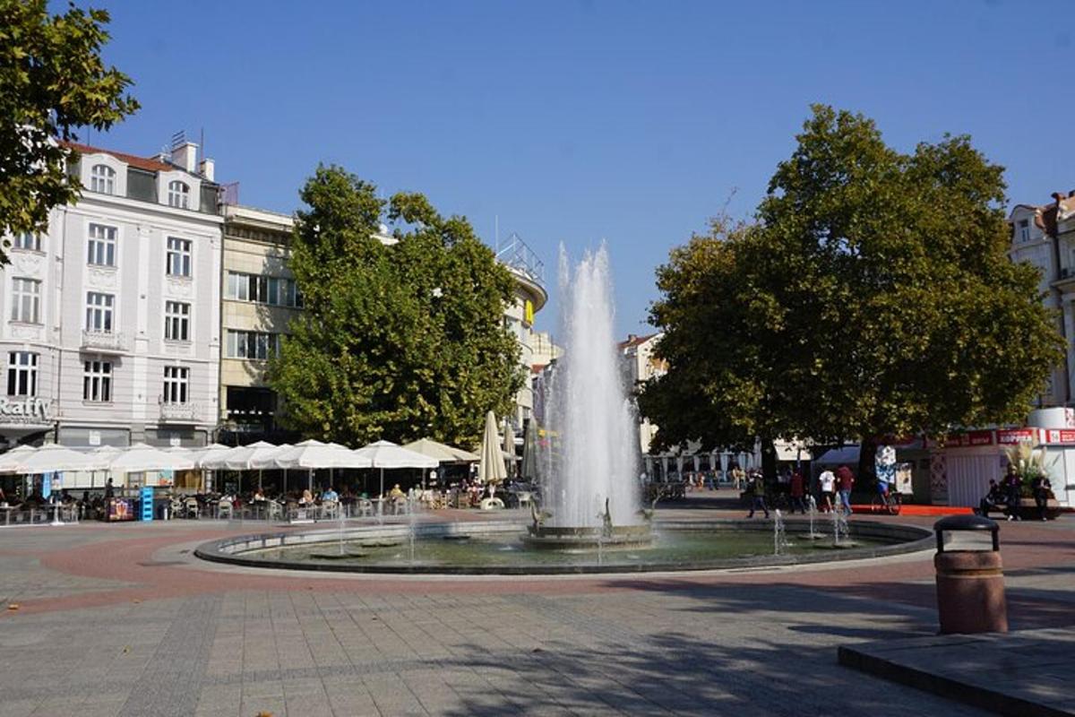 ein Brunnen mitten auf einer Stadtstraße