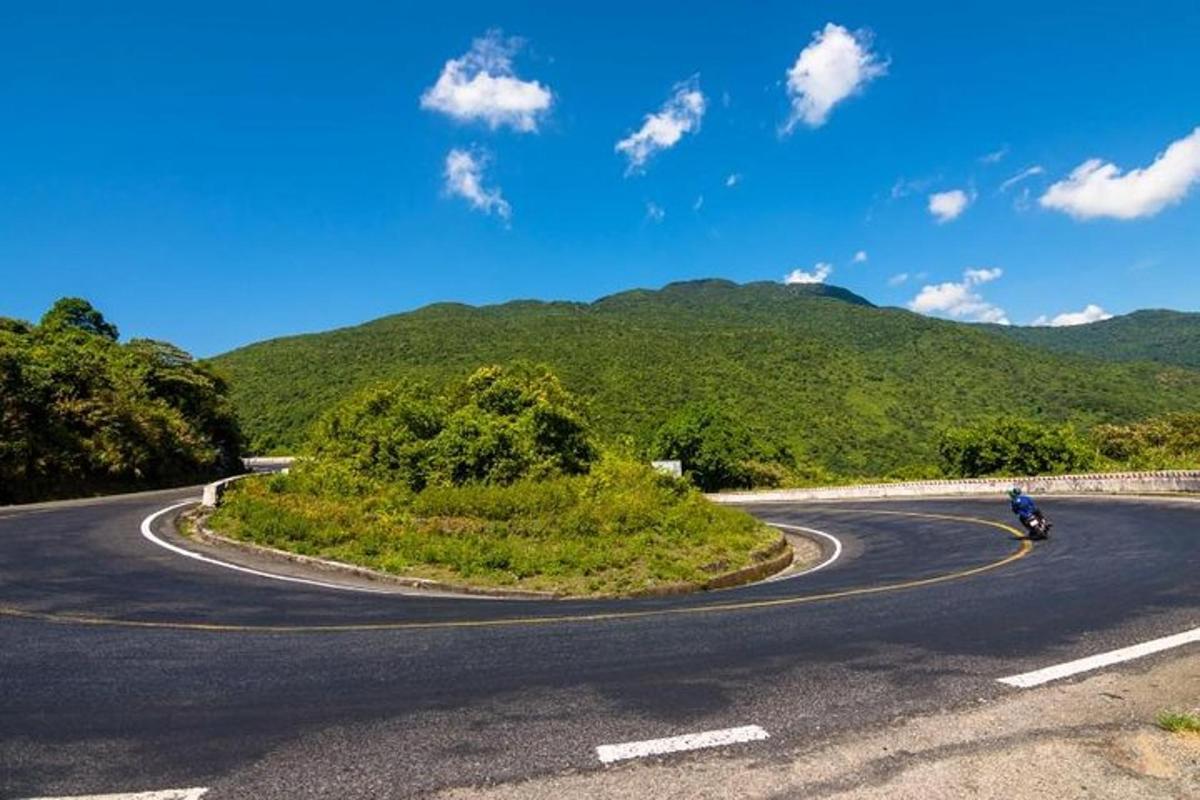 una persona che guida una motocicletta su una strada tortuosa