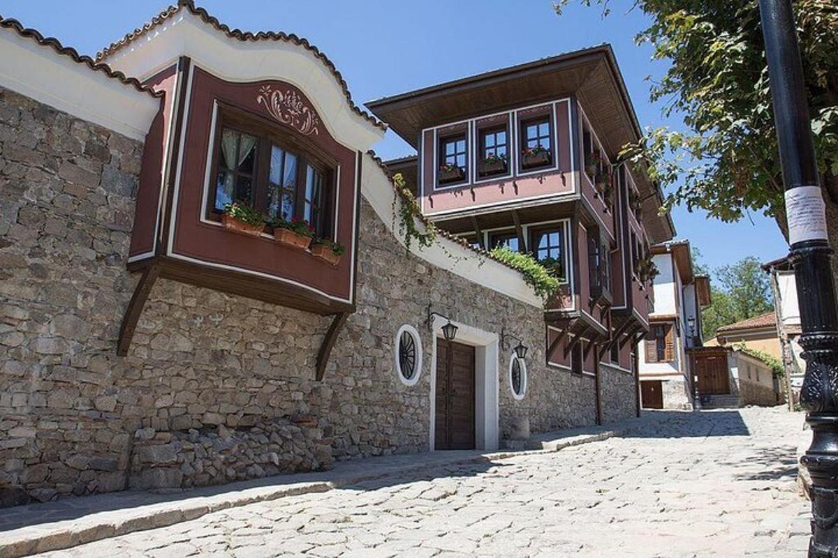 Un edificio de piedra con ventanas a la calle.