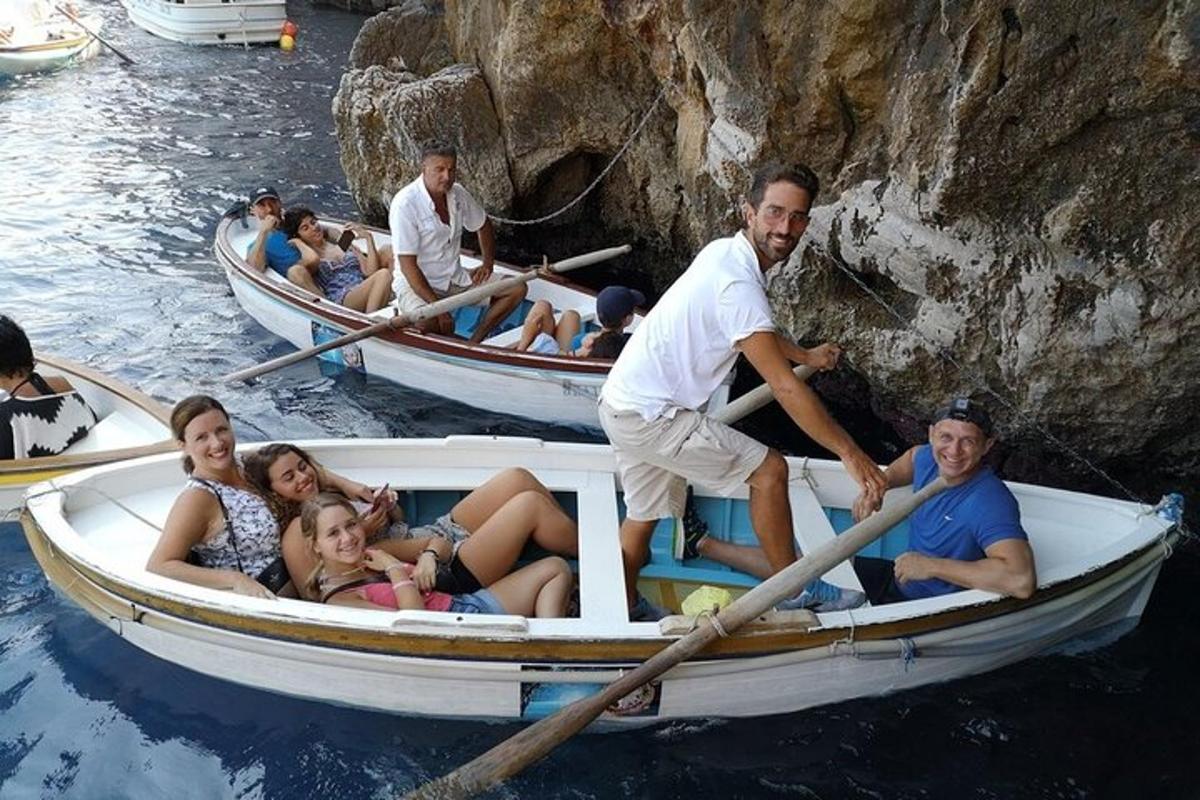 un gruppo di persone su una barca in acqua