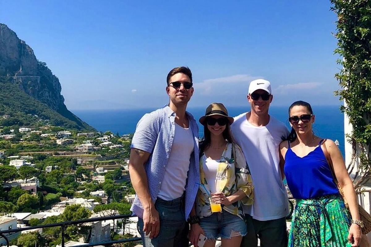 un gruppo di persone in piedi sulla cima di una montagna