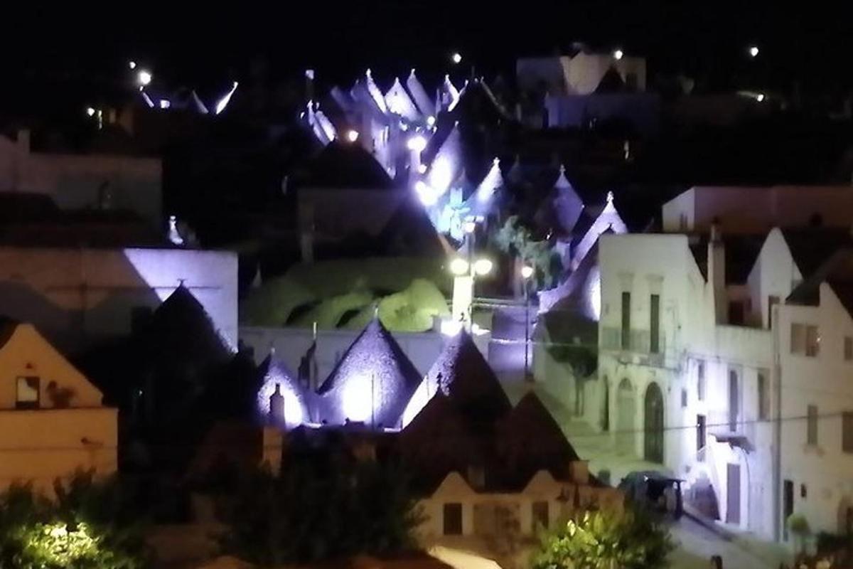 pogled na mesto ponoči z lučmi