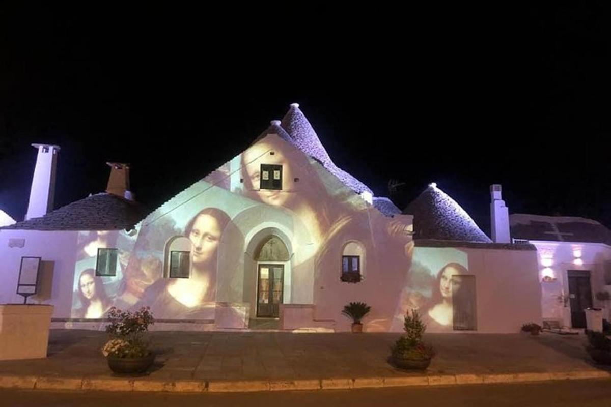 Una casa iluminada con caras a los lados.