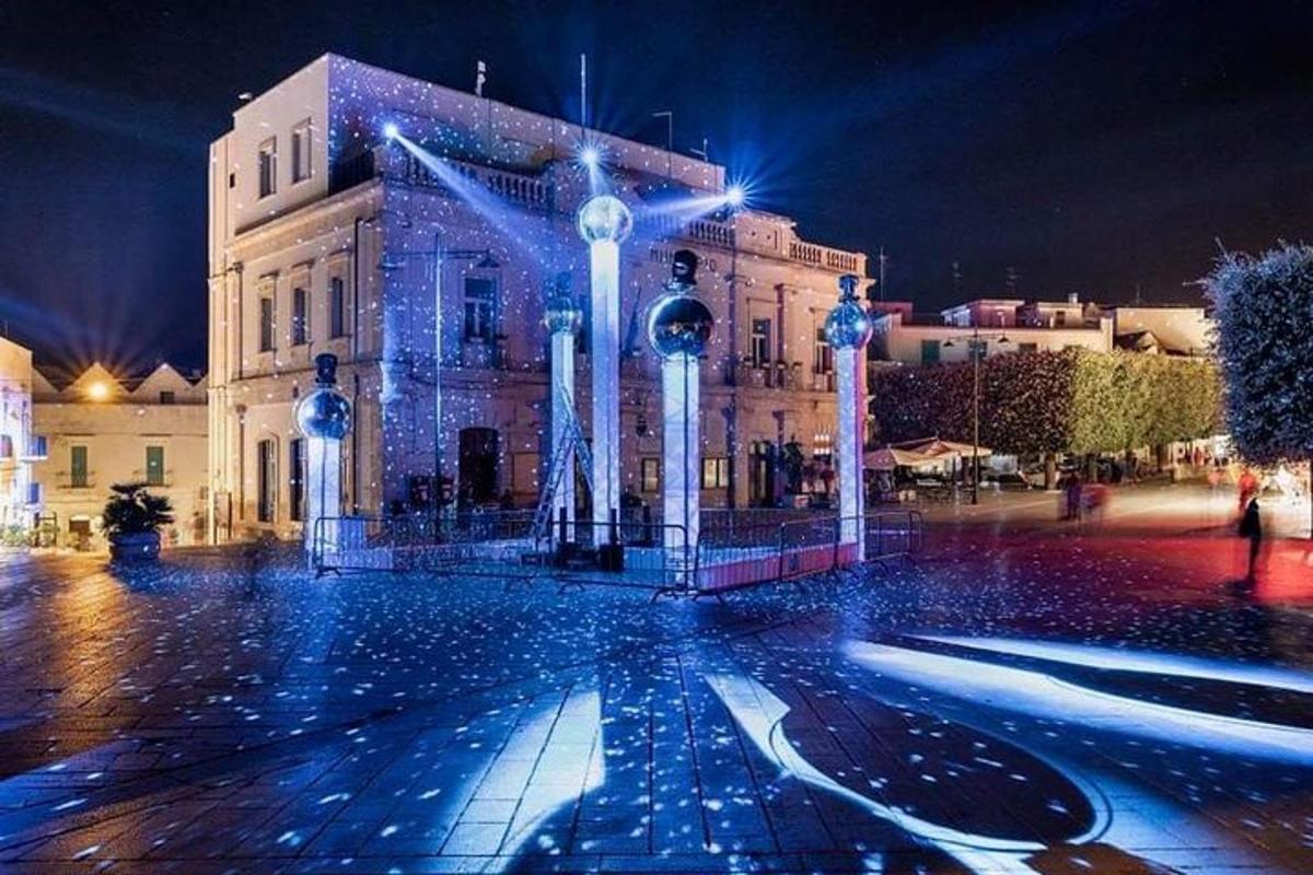 velika stavba z modrimi lučmi pred njo