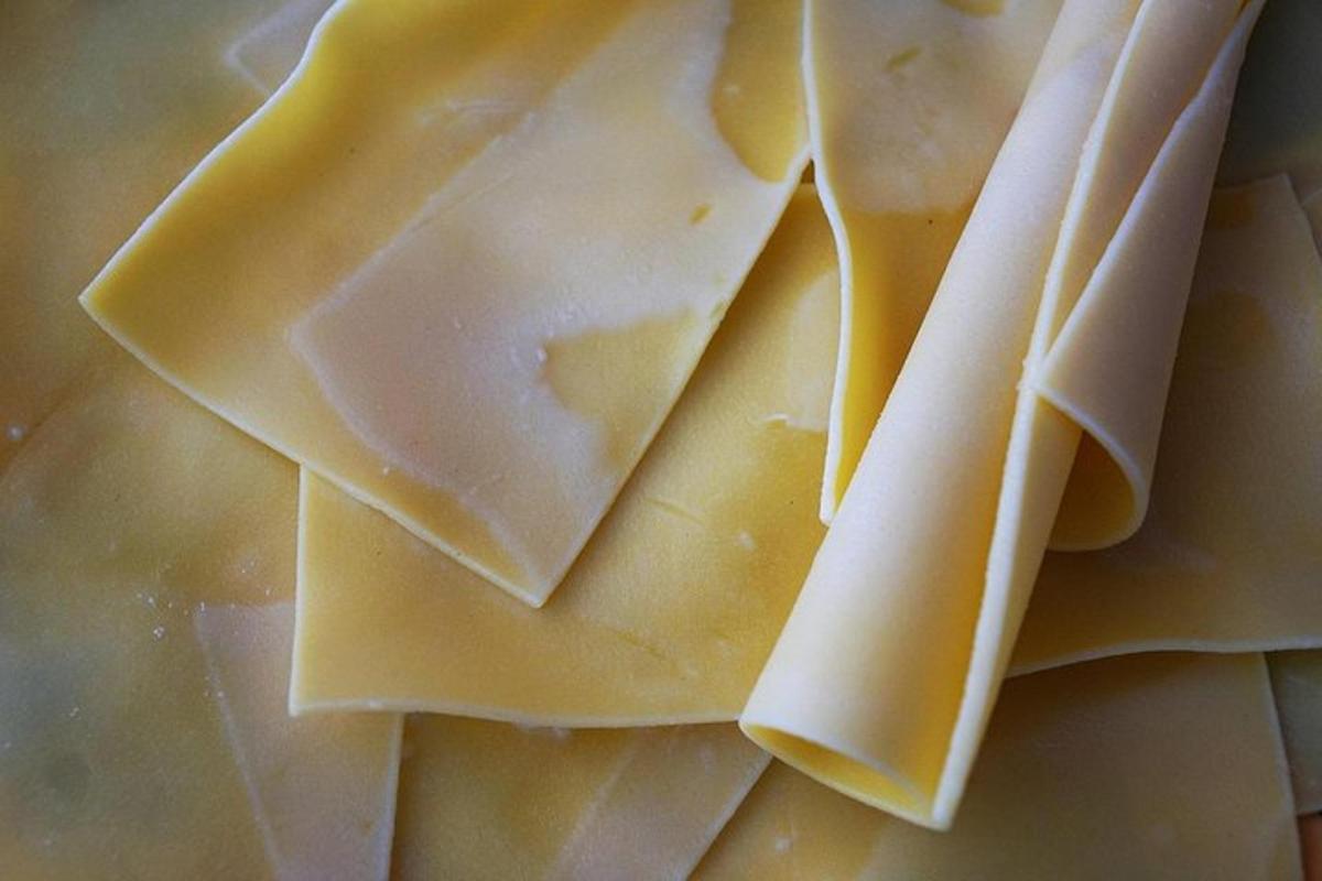 una pila di formaggio e salsa su un piatto