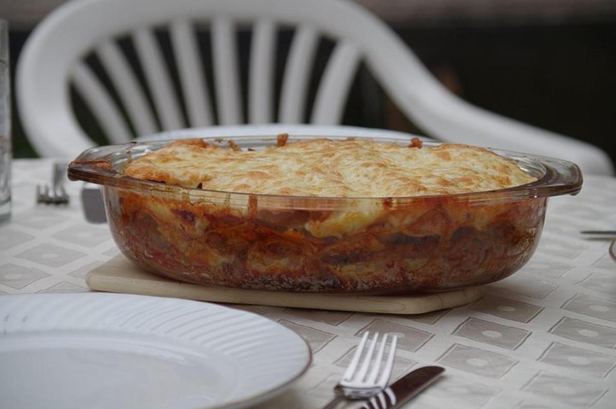 una casseruola in un piatto di vetro su un tavolo
