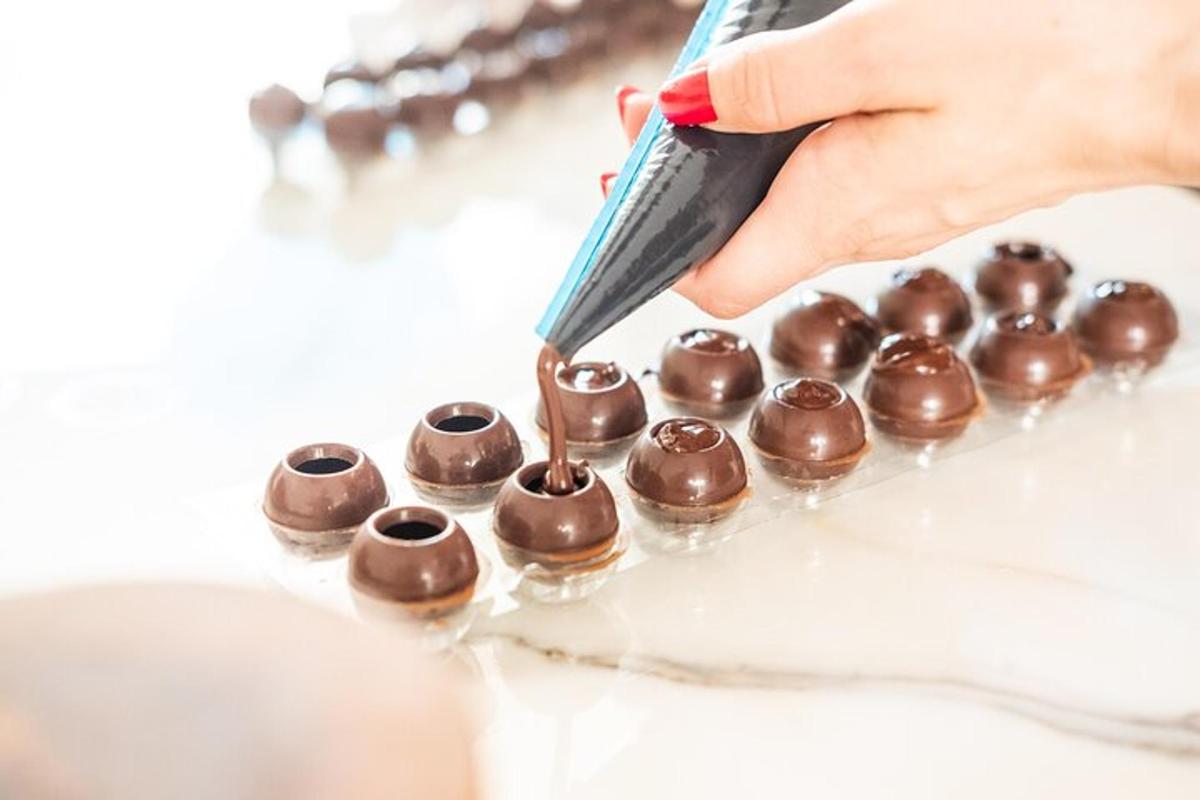 una persona sta prendendo una pallina di cioccolato da un involucro