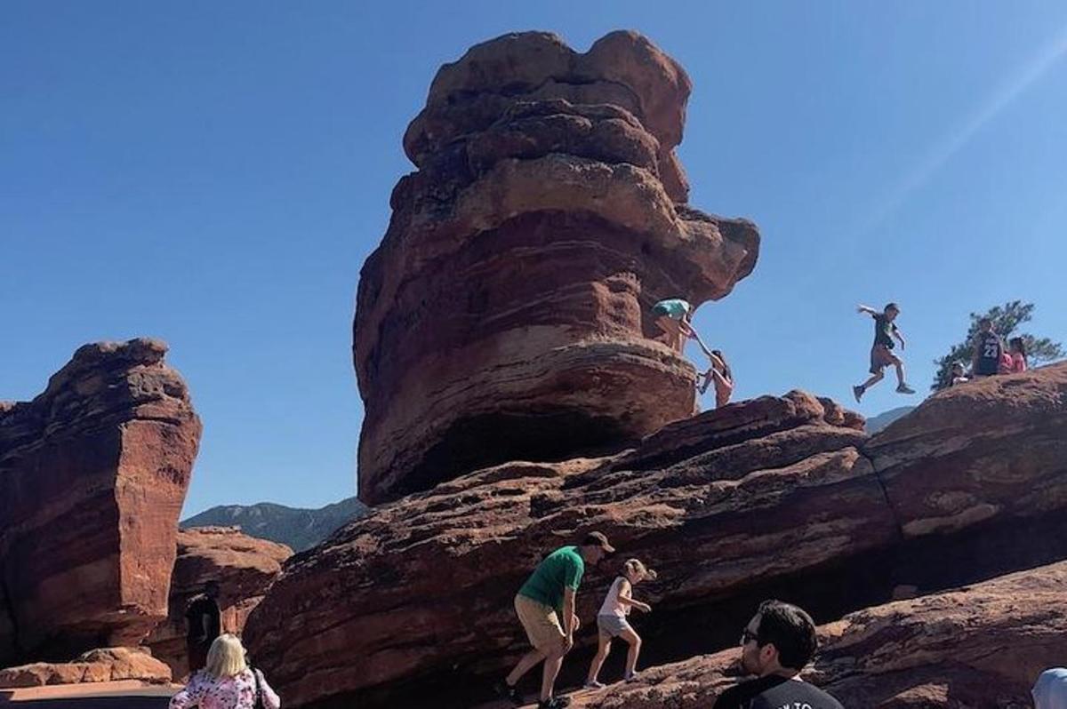 un gruppo di persone che si arrampica su alcune rocce