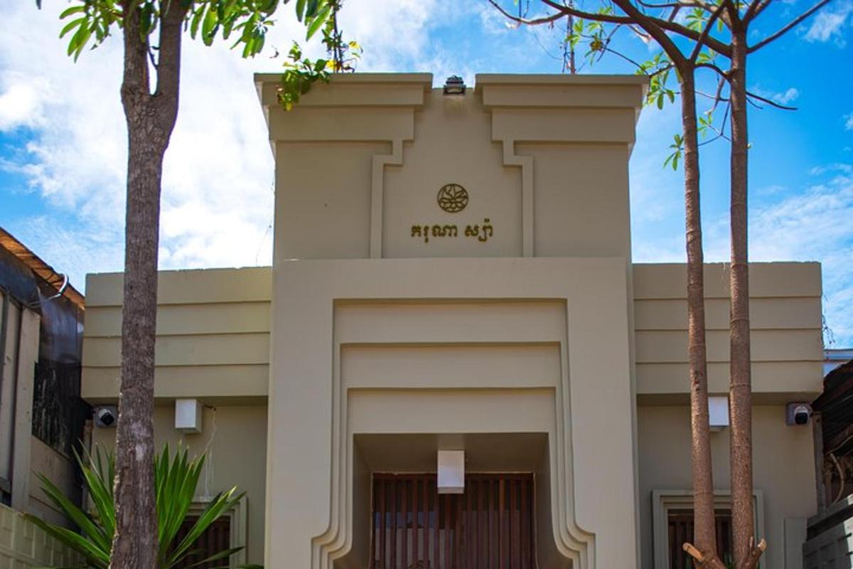 un edificio con un cartello sul lato