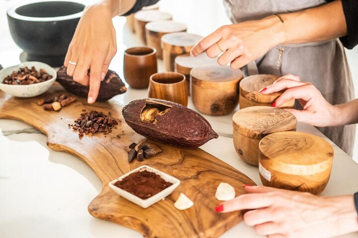 un gruppo di persone che preparano il cibo su un tavolo