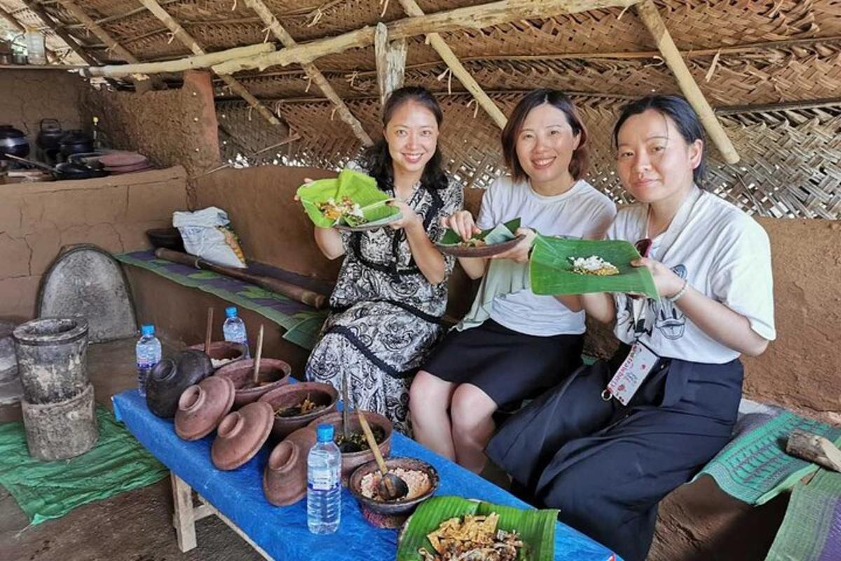 三个女人坐在沙发上，手里拿着盘子