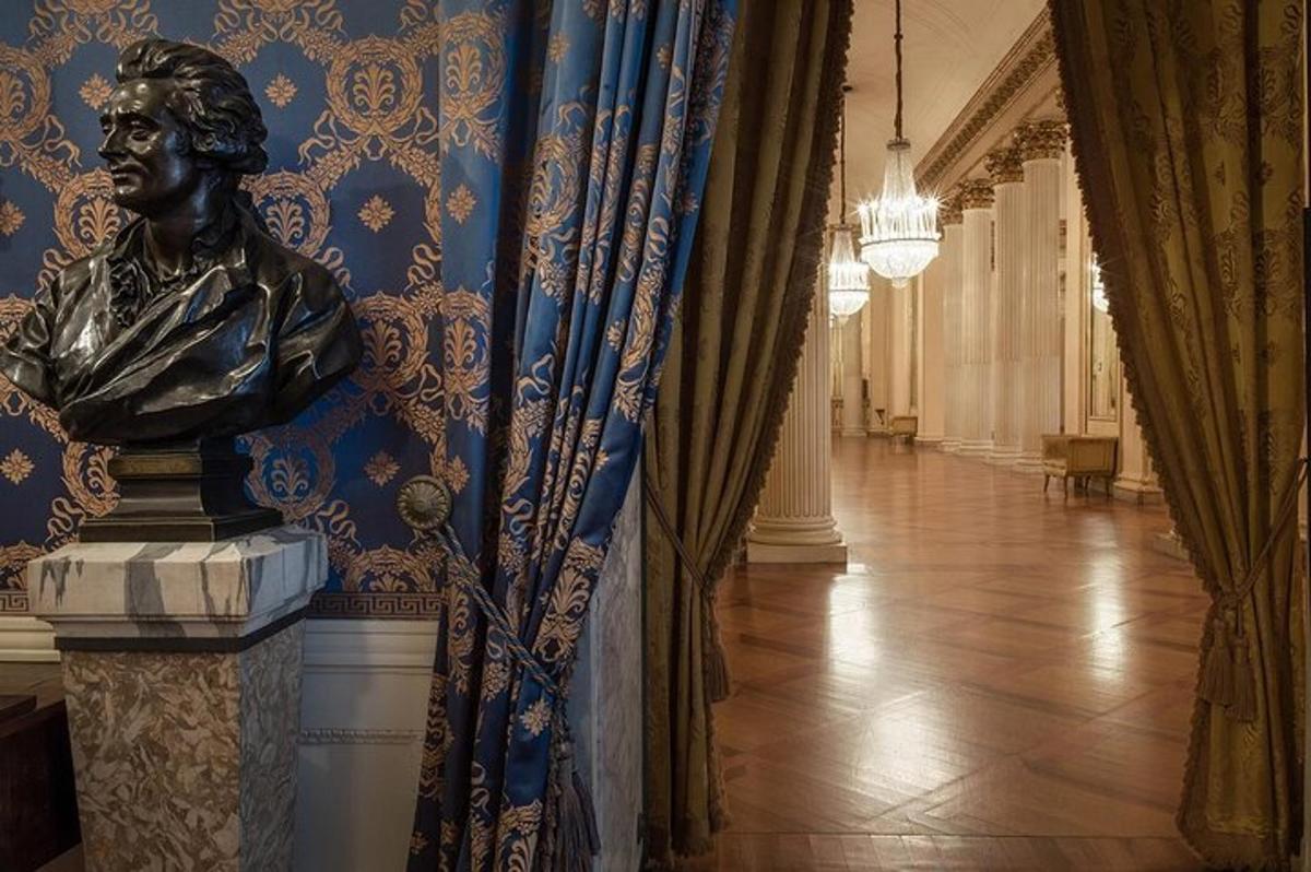 a statue of a bust of a man in a hallway