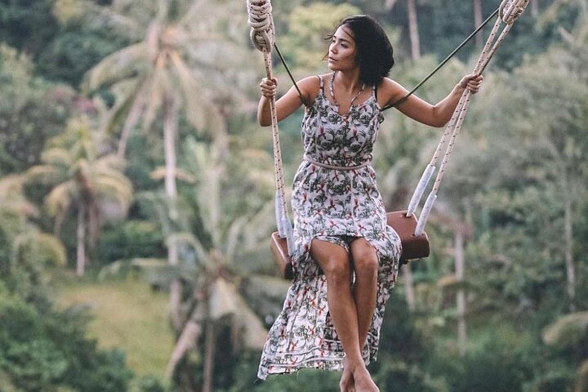 una mujer con un vestido sentada en un columpio
