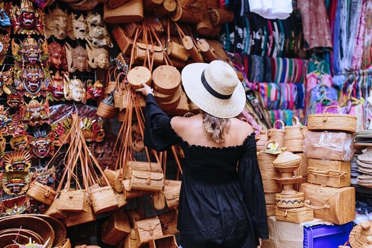 Una mujer con sombrero mirando un expositor en un mercado.