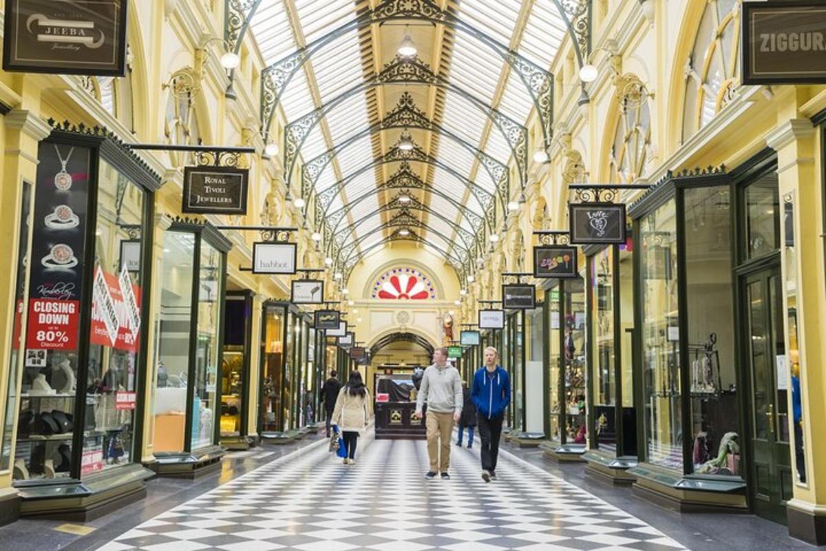 muž a žena procházející nákupním centrem