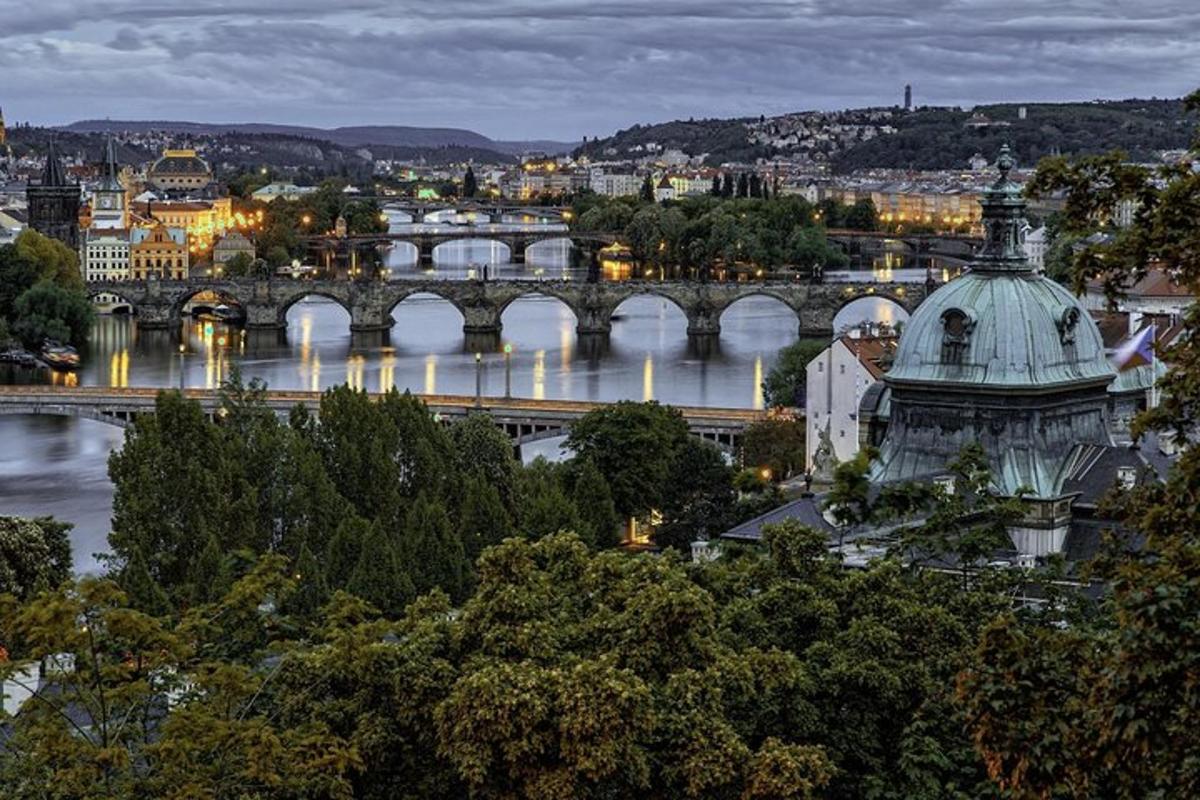 näkymä kaupunkiin, jossa on silta ja joki