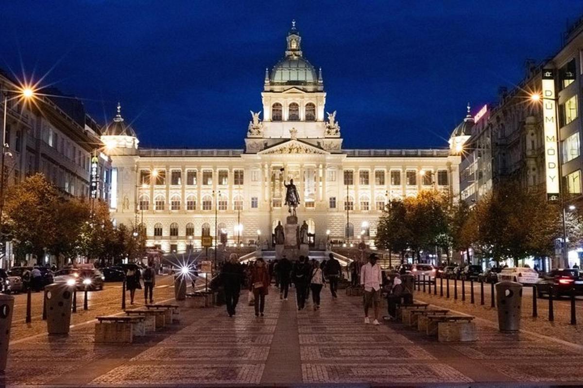 velika stavba z ljudmi, ki hodijo pred njo