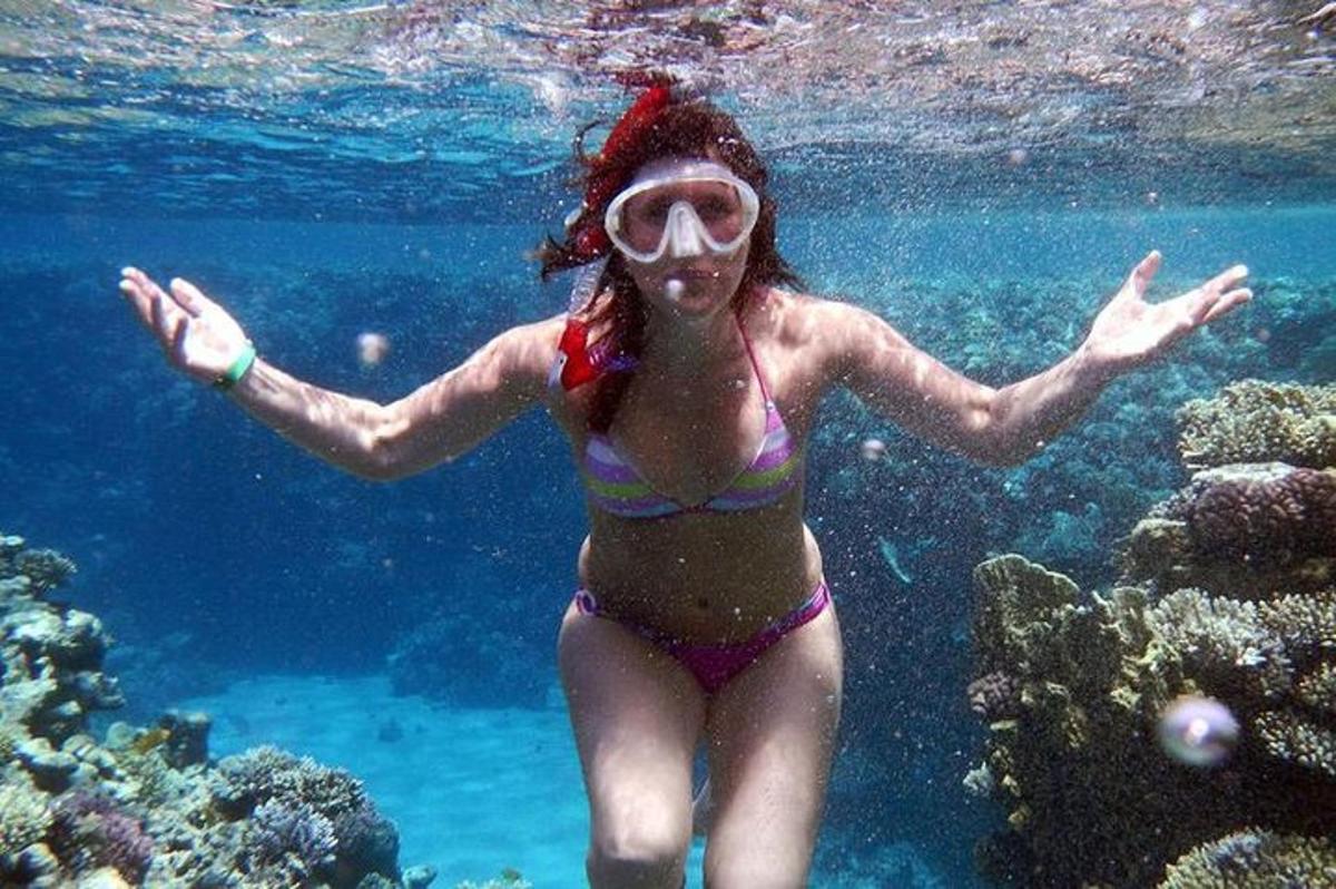 ženska v bikiniju plava v oceanu