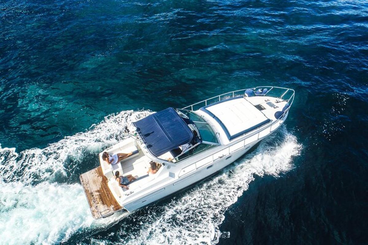 um barco na água com duas pessoas nele