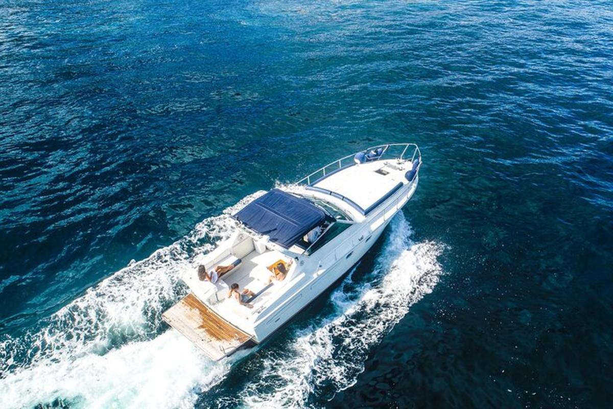 una barca bianca è nell'acqua