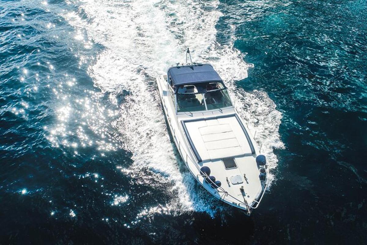 una barca bianca è nell'acqua