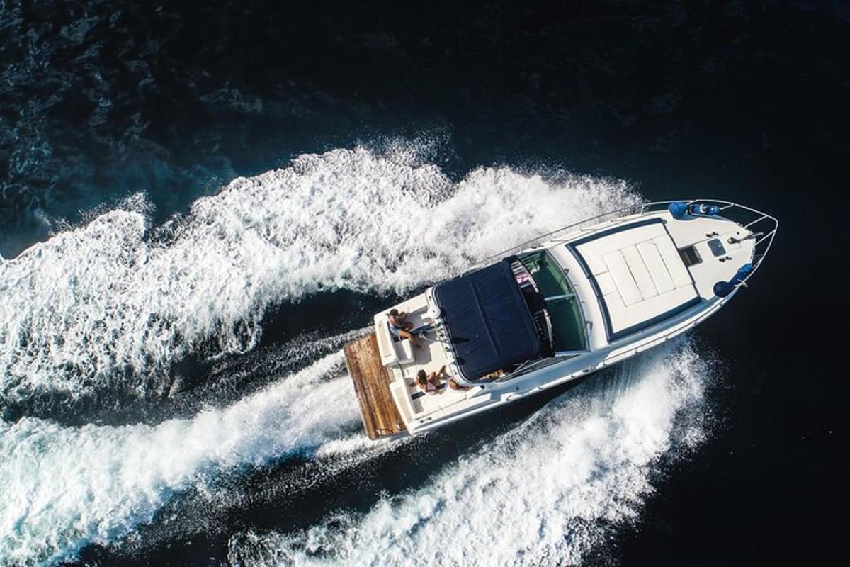 um barco na água com uma onda