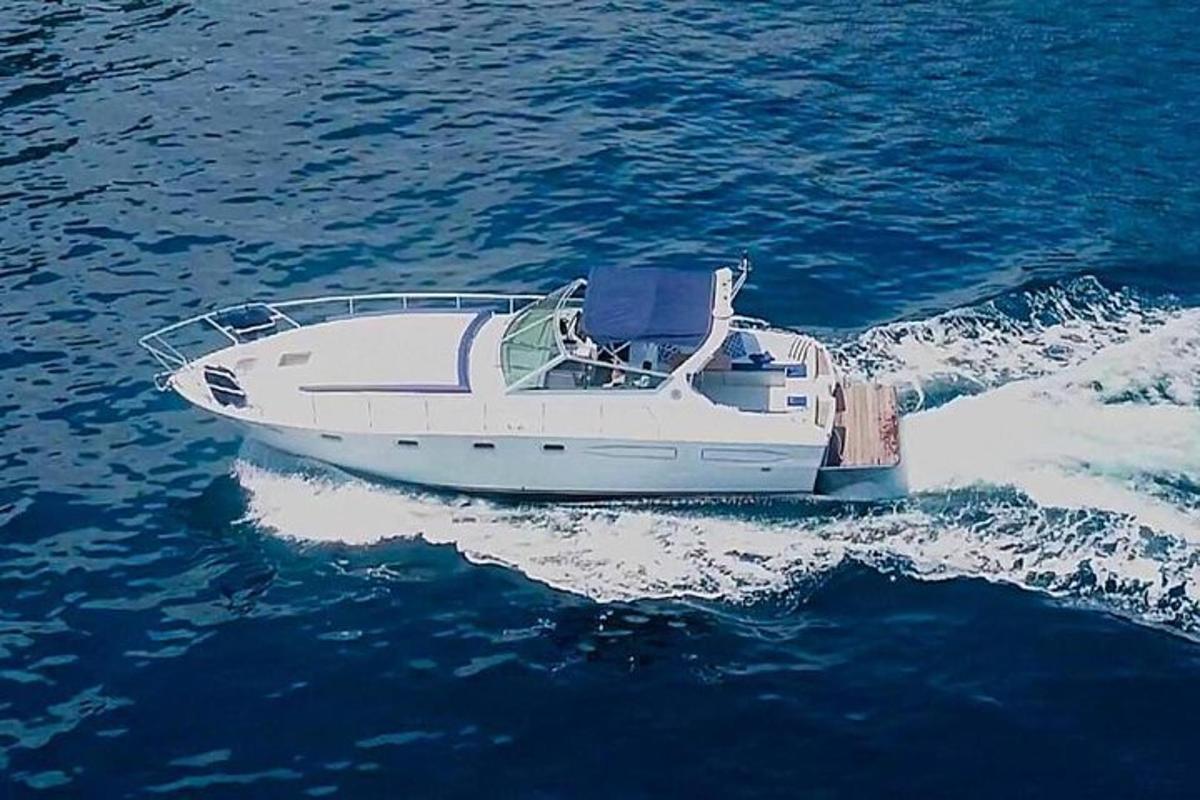 una barca bianca che galleggia nell'acqua