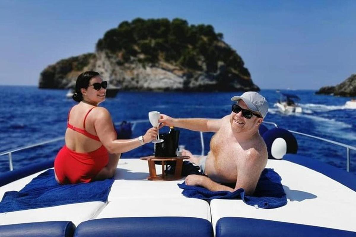 un uomo e una donna seduti su una barca sull'acqua