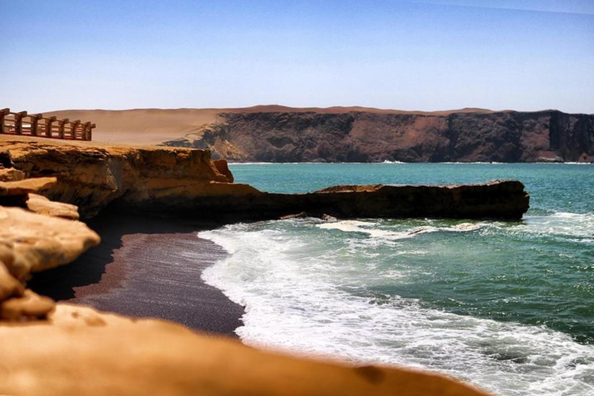 una vista di una spiaggia con l'oceano e le montagne