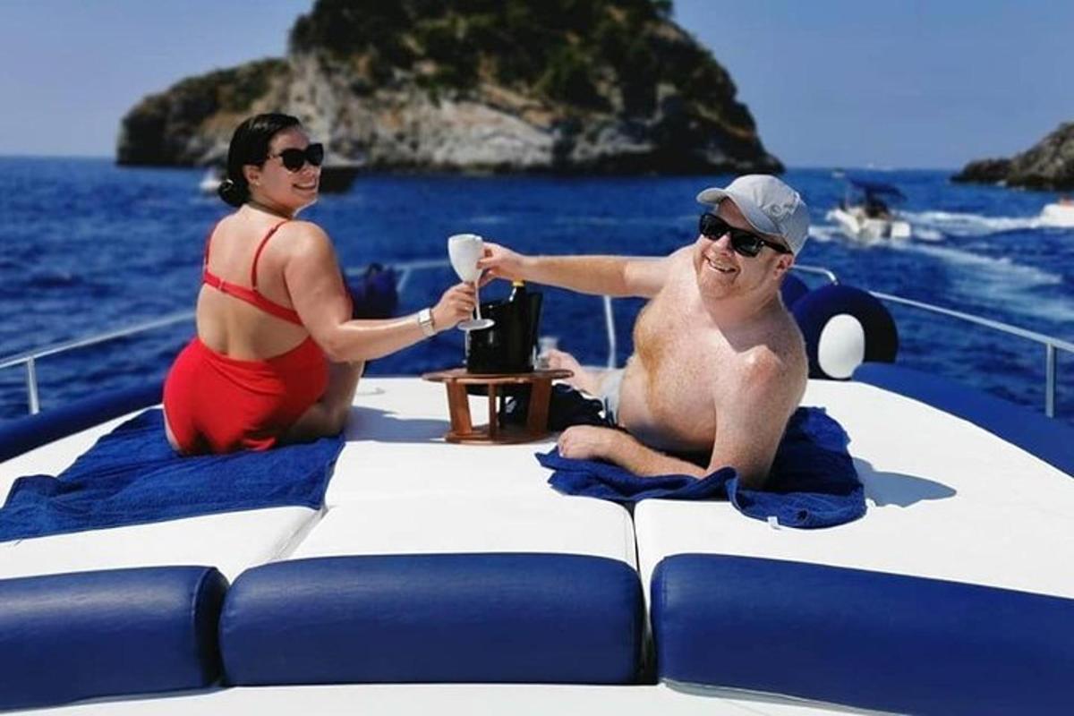 ein Mann und eine Frau sitzen auf einem Boot auf dem Wasser