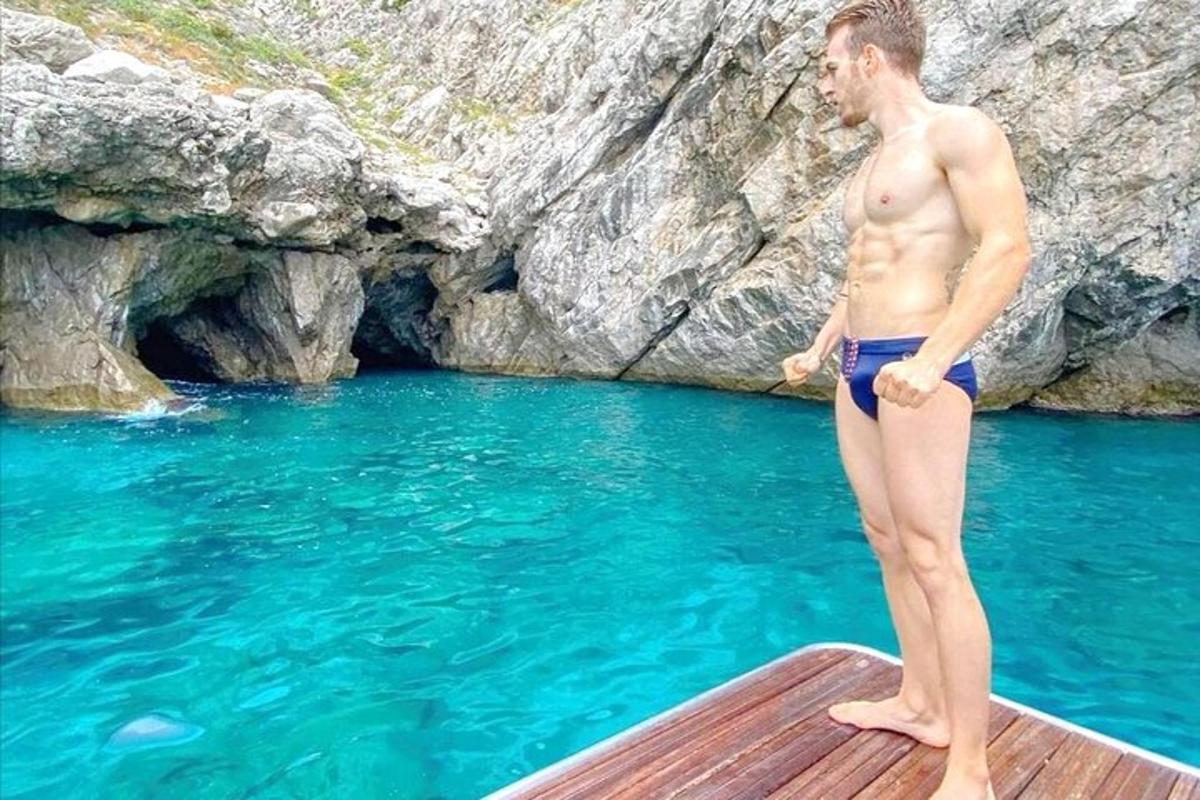 ein Mann, der auf einem Floß im Wasser steht