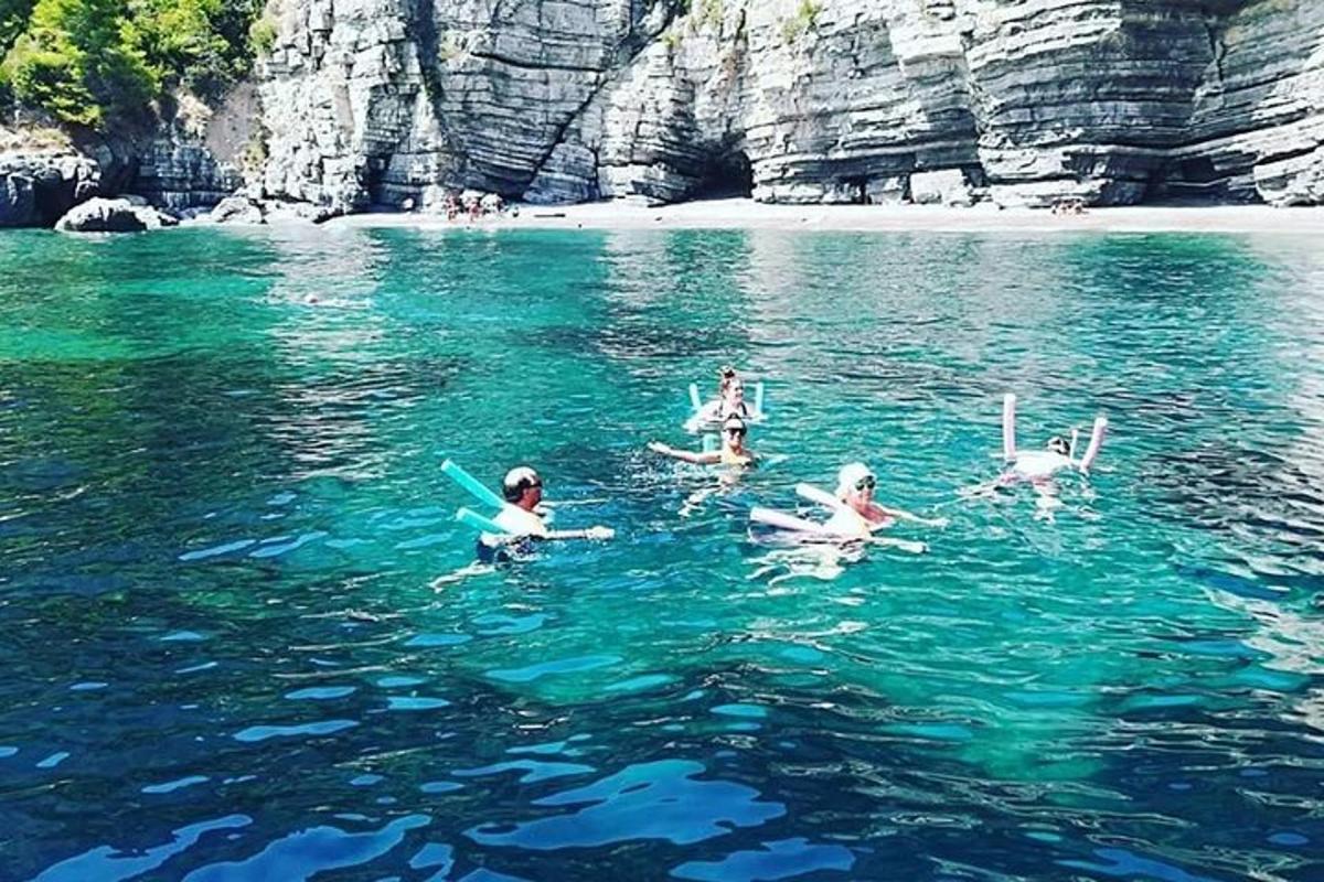 un grup de oameni care înoată în apă