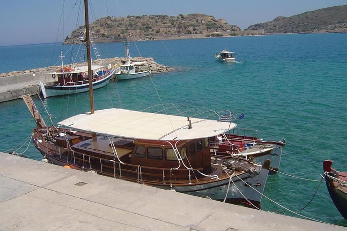 ένα σκάφος είναι αγκυροβολημένο σε μια αποβάθρα στο νερό