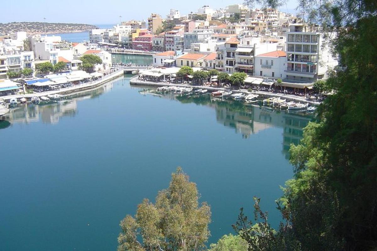 μια θέα ενός ποταμού με μια πόλη και ένα λιμάνι