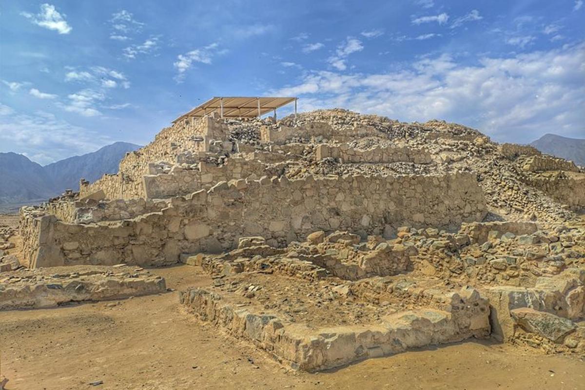 un edificio in pietra in cima a una montagna