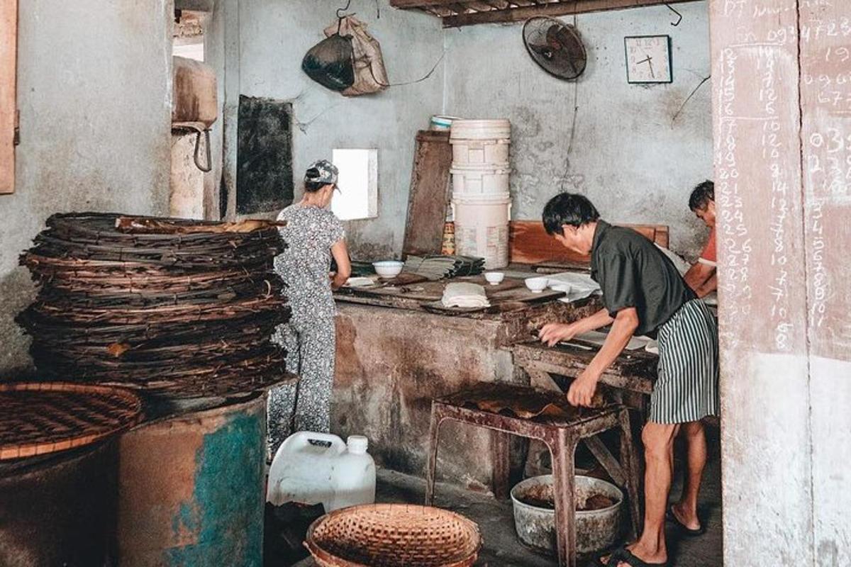 Un grupo de personas en una cocina preparando comida.