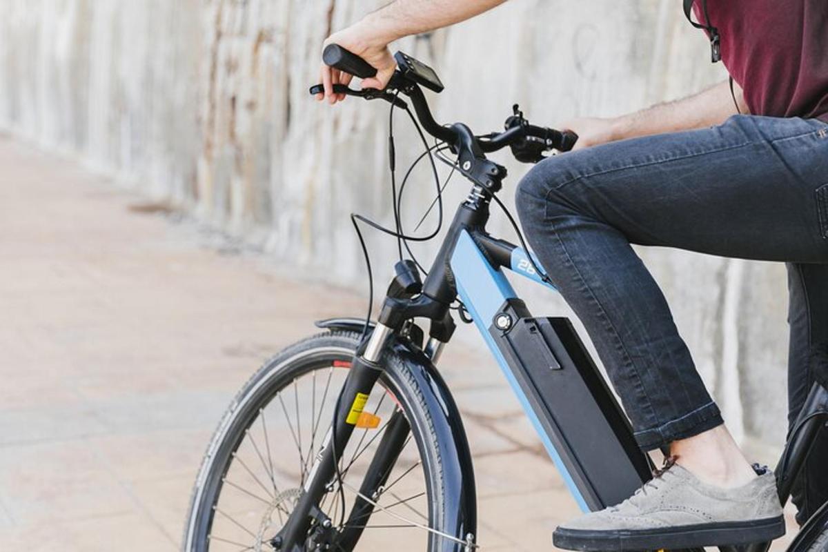 una persona sta andando in bicicletta con una custodia sopra
