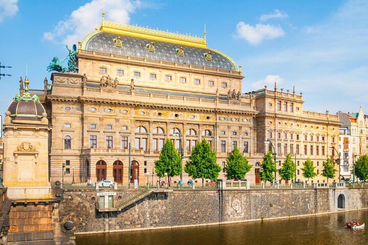 un grande edificio accanto a uno specchio d'acqua